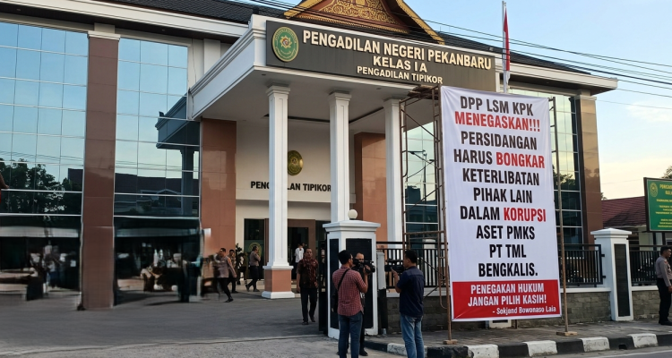 Saat wawancara Sekjend DPP LSM Komunitas Pemberantas Korupsi, Bowo di depan Pengadilan Negeri Pekanbaru.