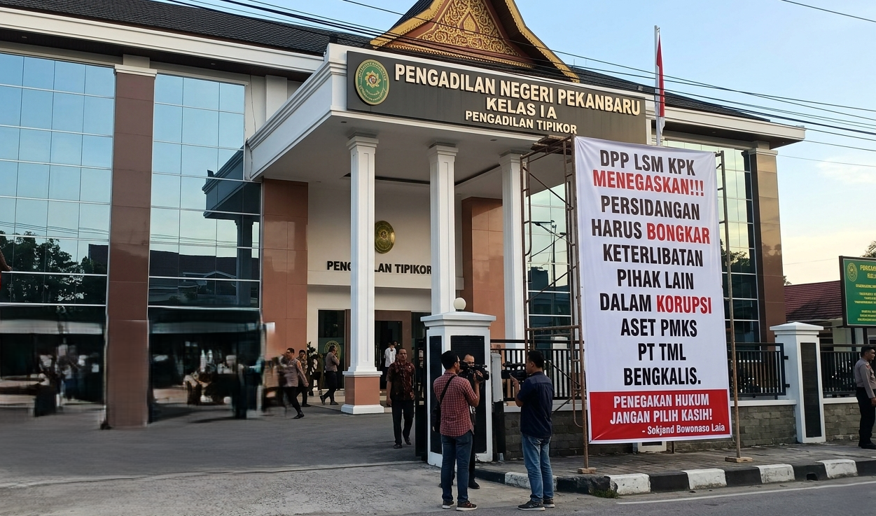 Saat wawancara Sekjend DPP LSM Komunitas Pemberantas Korupsi, Bowo di depan Pengadilan Negeri Pekanbaru.